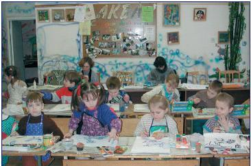 Dzieci z rejonu Czarnobyla w szkole. Raport Forum Czarnobyla wzywa do powrotu do normalnego życia (rysunek z [5].