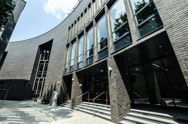 WPROWADZENIE Rok 2016 był rokiem zakończenia z dniem 31 sierpnia dotychczasowej kadencji władz naszego Uniwersytetu i rozpoczęcia z dniem 1 września nowej kadencji 2016-2020.