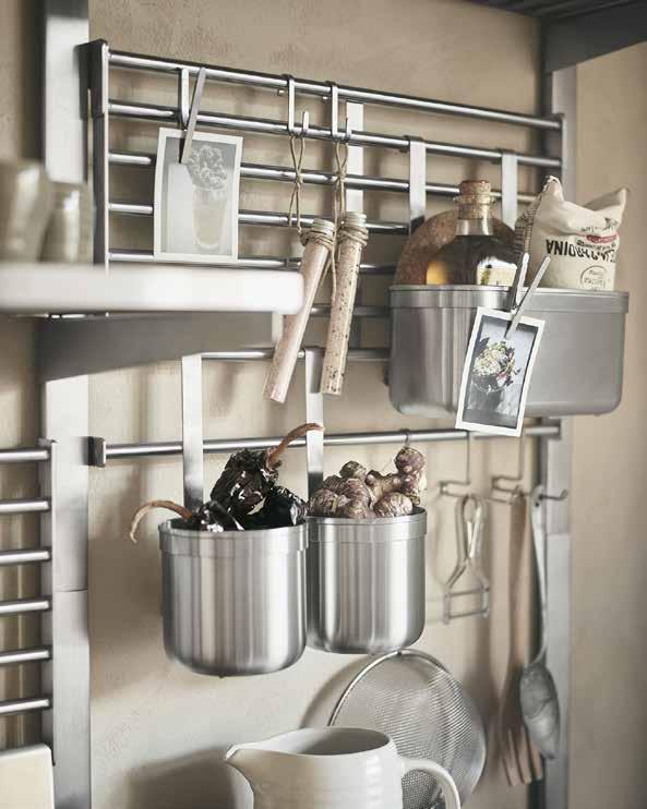 MATERIAŁY PRASOWE IKEA / MARZEC 2018 / 42 PH149503 System ścienny KUNGSFORS obejmuje akcesoria, takie jak małe magnetyczne klipsy do przypinania nowo znalezionych przepisów czy długie haczyki, na