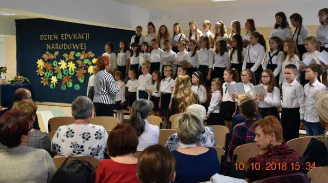 Pierwszym akcentem było odśpiewanie przez szkolny chór powitalnej piosenki.