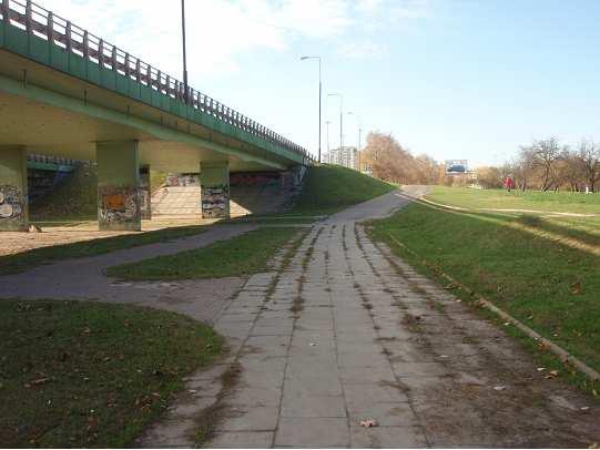 Puławskiej aŝ do granicy miasta (kierunek do Piaseczna) jest w planach miasta niezaleŝnie od realizacji Velostrady. 3. NaleŜy liczyć się z tym, Ŝe odcinek trasy rowerowej wzdłuŝ ul.