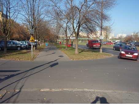 Fot. 24. Ciąg pieszy wzdłuŝ al. KEN po zachodniej stronie ulicy, przykład punktu kolizjimiejsce przebiegu Velostrady wg wariantu 2b.