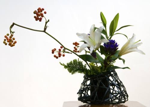 Ikebana - japońska sztuka układania kwiatów Klasyczne kompozycje kwiatowe, do jakich jesteśmy przyzwyczajeni, tworzone są z naciskiem na kolorystykę kwiatów. Często istotna jest też ich ilość.