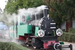 właśnie Skansen Etnograficzny w Dziekanowicach. PROGRAM: Zwiedzanie Skansenu: spacer po chałupach i podwórkach do wiatraków po drodze Kościół, gospoda i zwierzęta.