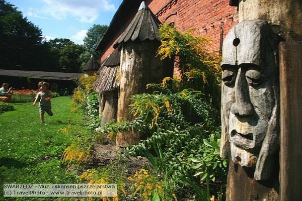 Ruiny Zamku Diabła Weneckiego. Przejazd do Muzeum Archeologicznego w Biskupinie: zwiedzanie zrekonstruowanej osady z piątego wieku p.n.e., Warsztaty Garncarskie.