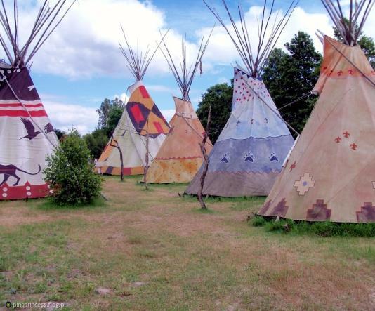 Cena: 60 zł WIOSKA INDIAŃSKA RAVEN TERRITORY Największa w Europie Wioska Indiańska położona jest w Józefowie k/ Chocza Można tam spędzić niezapomniane chwile PROGRAM: Wizyta u szeryfa, płukanie