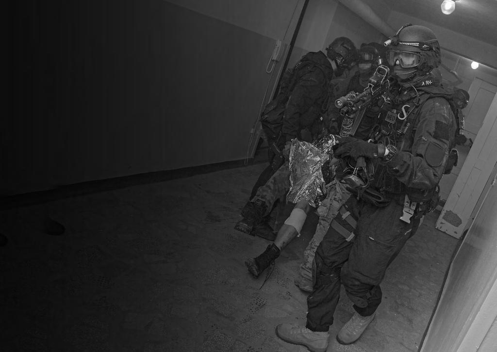 Towarzyszyliśmy policjantom podczas jednego z dni szkolenia w części praktycznej oraz w wykładach. Te ostatnie prowadził bodajże najbardziej znany polski wojskowy ratownik medyczny st. sierż. sztab.