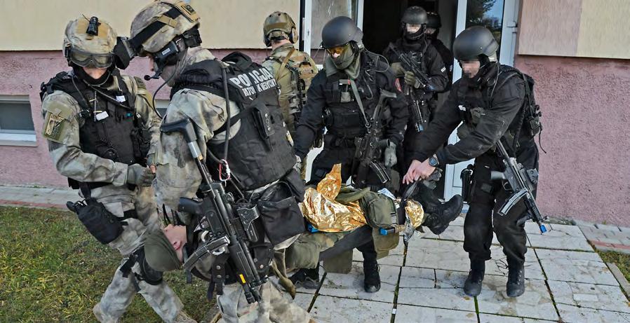 .. W części praktycznej, którą obserwowaliśmy, policjanci ćwiczyli tzw. czyszczenie pomieszczeń. Zajęcia odbywały się w zaadaptowanych na potrzeby szkolenia piwnicach jednego z budynków WSP.