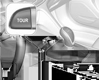 Prowadzenie i użytkowanie 205 Tryb TOUR (podróżny) W trybie TOUR ustawienia systemów są dopasowane do wygodnego stylu jazdy. Tłumienie amortyzatorów jest ustawione tak, aby zwiększyć komfort jazdy.