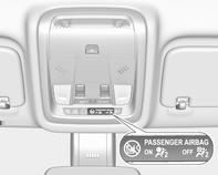 68 Fotele, elementy bezpieczeństwa Poduszkę powietrzną pasażera można wyłączyć przy pomocy przełącznika uruchamianego kluczykiem, znajdującego się z boku deski rozdzielczej po stronie pasażera.