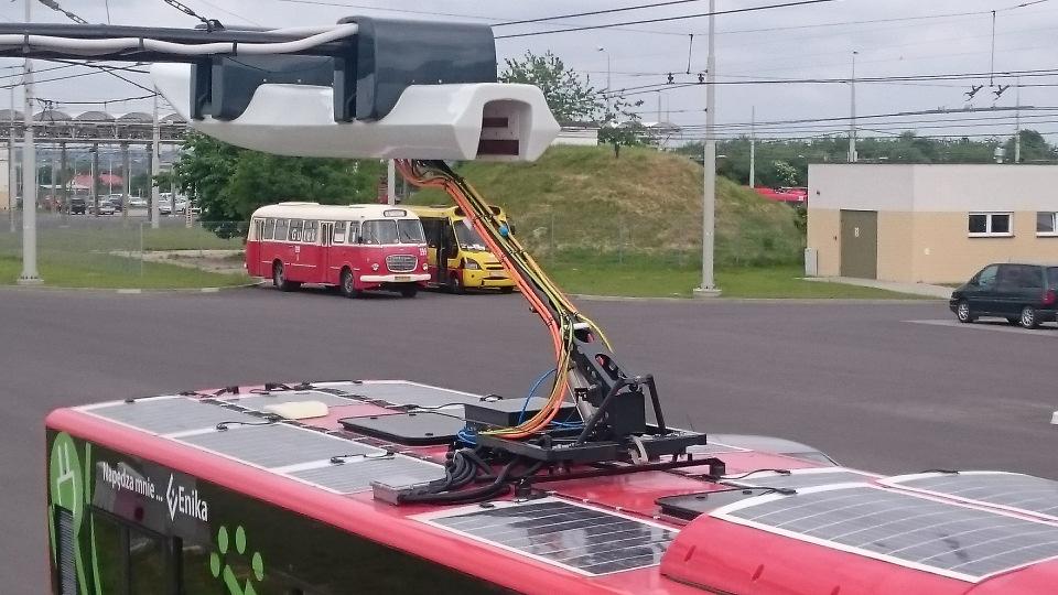Przyłącza ładowarek szybkich Ogromne wartości prądów jakie występują w ładowarkach szybkich oraz konieczność zapewnienia łatwego dołączania ich do baterii na czas ładowania, wymagają specjalnych