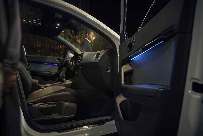 schowek pod fotelem kierowcy Kieszeń w oparciu przednich foteli Gniazdo 12V z przodu Lampki do czytania z przodu i z tyłu Lampki LED do czytania z przodu i z tyłu Diodowe oświetlenie wnętrza Pakiet