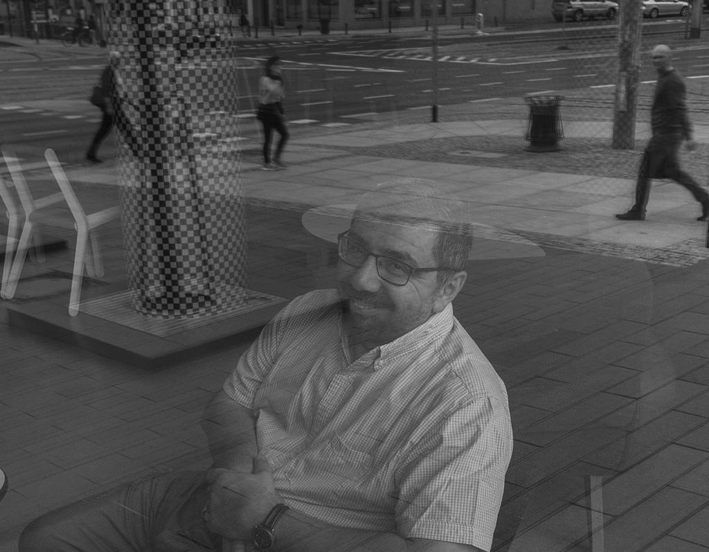 Károly Méhes (1965) poeta, pisarz, dziennikarz, główny koordynator Pécs Writers Program. Absolwent Indiana University of Pennsylvania i Uniwersytetu Janusa Pannoniusa w Peczu.