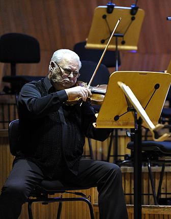 Artystka jest laureatką Międzynarodowego Konkursu Skrzypcowego Tibora Vargi w Sion w Szwajcarii oraz Międzynarodowego Konkursu na Skrzypce Solo Tadeusza Wrońskiego w Warszawie.