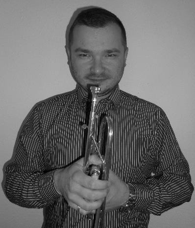 Tomasz Dąbrowski Trębacz, z pochodzenia Myśliborzanin. Pierwsze kroki stawiał w Państwowej Szkole Muzycznej w Myśliborzu.