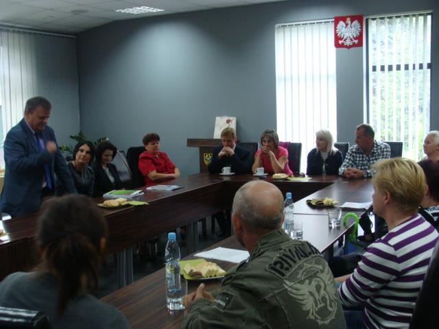 milickieg Pana Jana Krzysztfika raz Dyrektr PCPR Mniki Szczepańskiej z przedstawicielami Stwarzyszenia. Sptkanie dbył się w CEE w Miliczu.