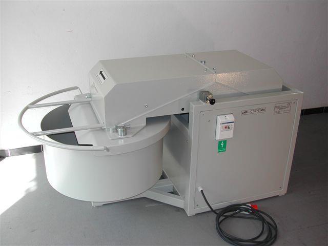 urządzenia Maksymalna wydajność do 150 l 33 Mieszarka dostępna w 2 wersjach: CYCLOS LMB-C1 CYCLOS LMB-C1 Wymiary [mm] 1600x880x900 1600x1000x900 Prędkość mieszania [obr/min] 48 20-60 Pojemność misy