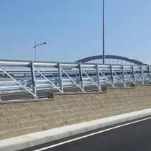 siatkowo-kamienne roślinne (zielone) płyty betonowe bloczki betonowe Wysokość pojedynczego elementu 0,50 m lub 1,00 m 0,45-0,76 m 1,50 m 0,20 m Rodzaj zbrojenia siatka stalowa siatka stalowa taśmy