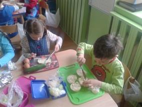 Dzieci poznawały zasady zdrowego odżywiania, polskie tradycje i zwyczaje kulinarne.