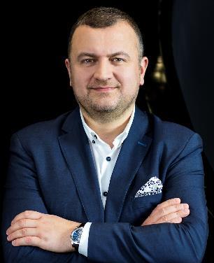 Ukończył Politechnikę Wrocławską na Wydziale Informatyki i Zarządzania, kierunek Zarządzanie i Marketing.