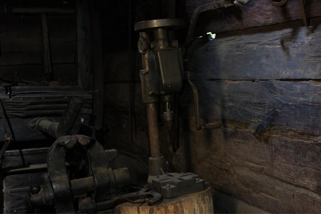 48. WIERTARKA RĘCZNA Nazwa: wiertarka z napędem ręcznym Data: XX wiek Materiał: wykonana z metalu,