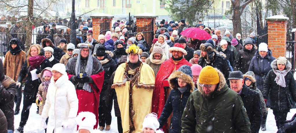 towarzyszyli śpiewający kolędy mieszkańcy oraz dzieci przebrane za anioły i. Gwiazdę Betlejemską Michał Rudzki michal.rudzki@linia.com.