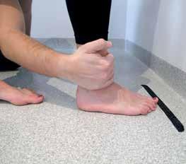 Z praktyki gabintu SCREENING KNEE TO WALL Cl: tst zakrsu ruchomości w stawi skokowym Do ocny zakrsu ruchomości stawu skokowgo służy tst Kn to Wall. Scrning tn ni powinin wywoływać rakcji bólowych.