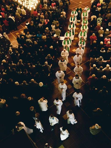 Wieczór piątkowy wprowadził wszystkich zebranych w temat: Maryja, Królowa Pokoju, w nas i wokół nas.