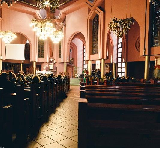 Bogusława OMI wraz z zespołem TIAKO z Kędzierzyna-Koźla. Poniedziałkowy dzień rozpoczął się modlitwą oraz wycieczką w przeszłość.
