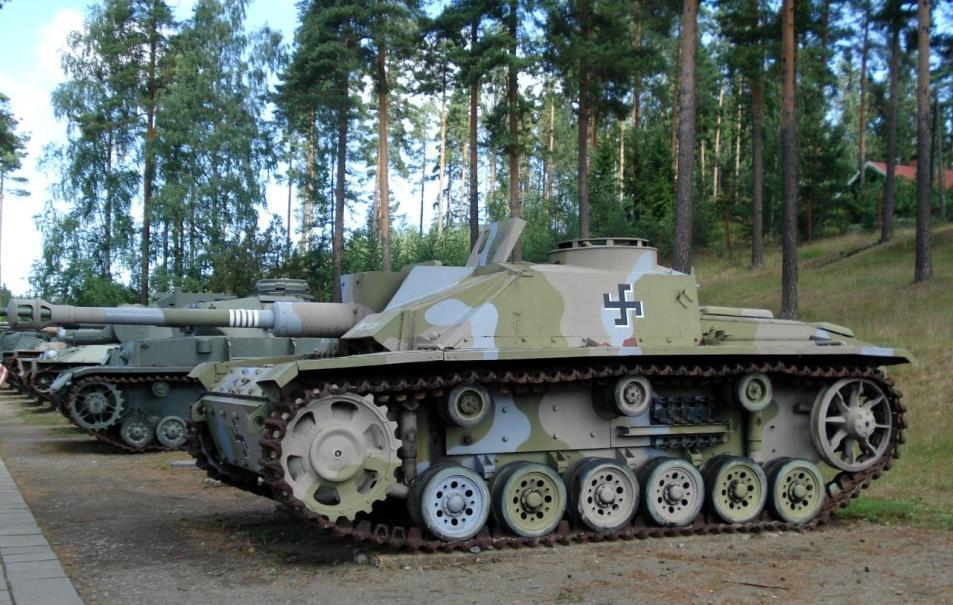 Fot. 3 StuG III w Muzeum Czołgów w Parola w Finlandii [18] Działa pancerne StuG III znajdowały się w wyposażeniu wyodrębnionych jednostek artylerii szturmowej Wehrmachtu.