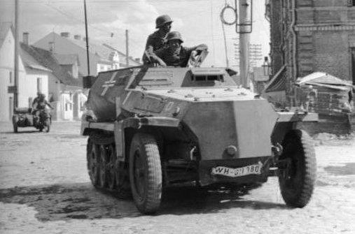 o wiele lżejszy od swego poprzednika (2,8-3,5 tony). Prototypy pojazdu zbudowano w latach 1939-1940 w firmie Demag oraz Büssing-NAG na bazie półgąsienicowego ciągnika artyleryjskiego.