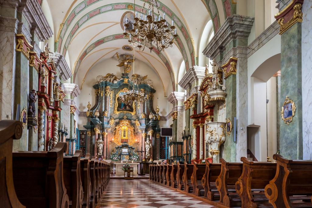Markowice zapraszają do Sanktuarium Matki Bożej Miłości i Pokoju Pani Kujaw. XV-wieczną ﬁgurę Matki Bożej z Dzieciątkiem przywiózł tu w 1630 r. bernardyn Michał Widzyński, a w 1965 r.