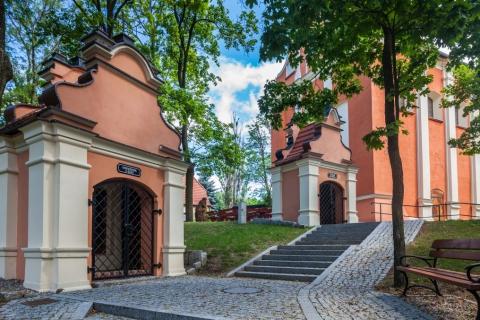 [24] [25] Pieranie zachwycają drewnianym barokowym kościołem Sanktuarium Matki Bożej