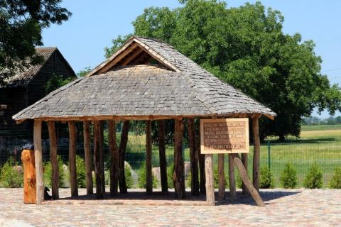 rozpościera się malowniczy widok na jezioro Gopło. Romańska kolegiata śś.