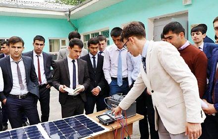 Student AGH Hubert Stinia z KN FENEC przeprowadza wspólnie z tadżyckimi studentami eksperymenty w ramach terenowych zajęć laboratoryjnych dotyczących energetyki słonecznej; w trakcie wizyty studentów
