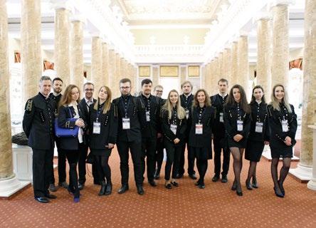 STUDENCI Żeglarskiego AGH. Zabawie i tańcom nie było końca, a po dopłynięciu pod Wawelskie Wzgórze tradycyjnie już zabrzmiał donośnie głos uczestników tak się bawi, tak się bawi AGH. 55.