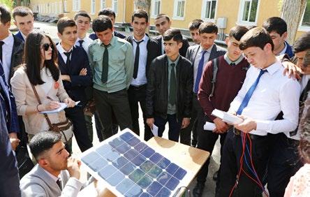 STUDENCI fot. M. Stawinski Zajęcia z fotowoltaiki. Tadżyccy studenci prowadzą badania lampy solarnej zagadnienia zarówno związane z mechaniką i robotyką, jak i z IT.