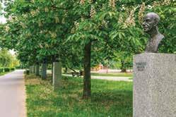 Aleja Sław jest zlokalizowana na terenie, który łączy Park Miejski z Kadzielnią. Znajduje się tutaj kilkadziesiąt rzeźb, przedstawiających wybitne postaci światowej kultury i sztuki.