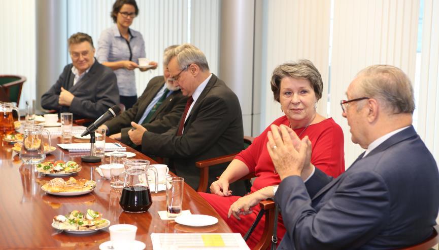 badań firmy Laboratorium Kosmetyczne Dr Irena Eris, laureatka wielu nagród dla przedsiębiorców, menadżerów i społeczników, odznaczona Krzyżem Oficerskim Orderu Odrodzenia Polski Robert Firmhofer -