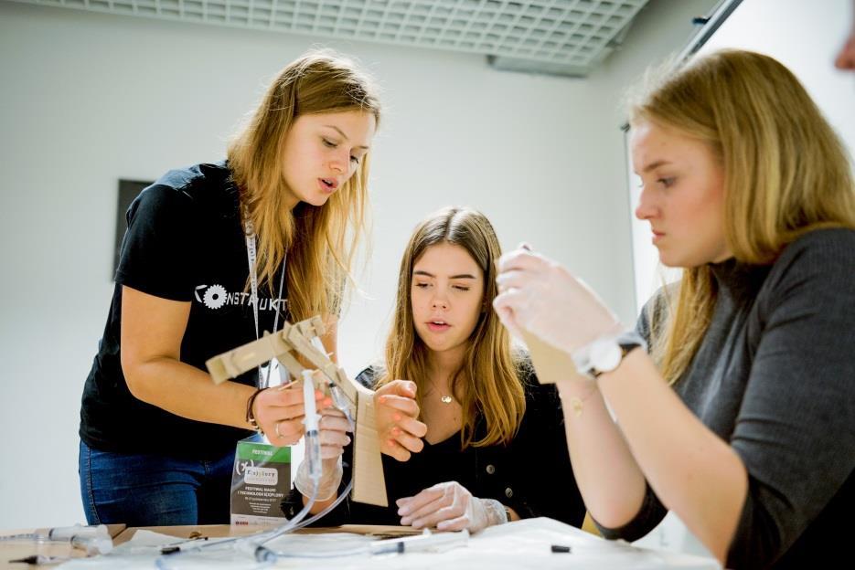 elektryków, którzy chcą stworzyć coś własnoręcznie. Podczas wspólnej pracy w grupach stworzymy głośnik wykorzystując cewkę i magnesy i inne elementy łatwo dostępne.