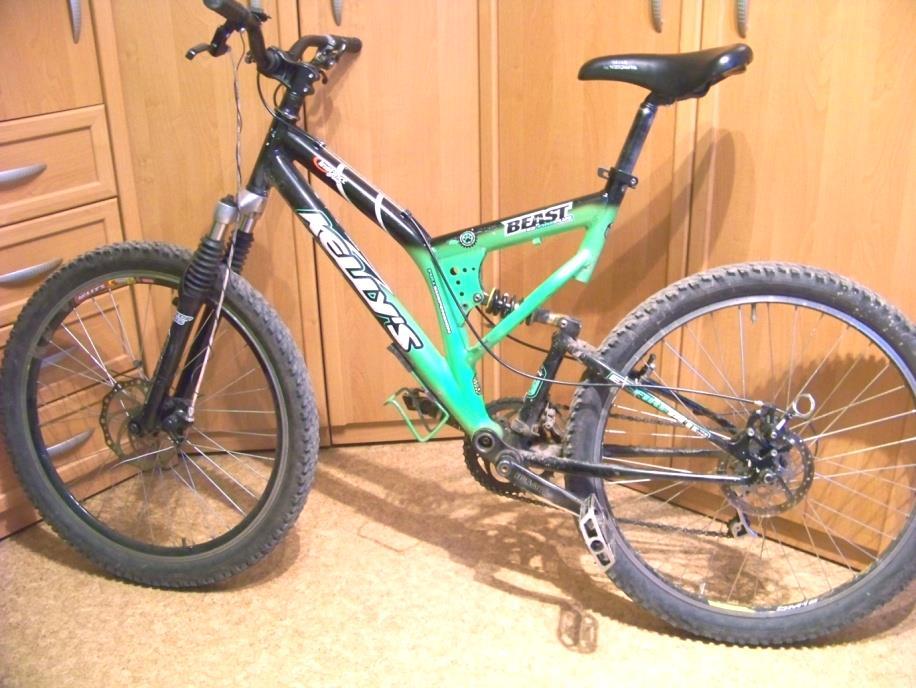 Dane podstawowe roweru trekkingowego wykorzystanego Typ roweru trekkingowy bez amortyzacji 16,8 kg Hamulec przód Cantilever, Alhonga Cantilever, Alhonga Opona przód Dębica Waran 28x1 3/8 x 1 5/8