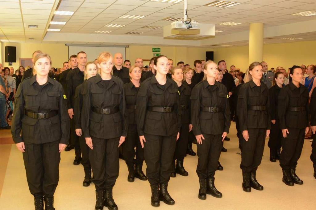 Ślubowanie przyjął od nich Komendant Wojewódzki Policji zs. w Radomiu - insp. Tomasz Michułka.