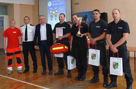 KOMUNIKATOR MGP STRONA 5 Ostrowscy policjanci zdobyli I miejsce w Powiatowych Mistrzostwach Kwalifikowanej Pierwszej Pomocy Ostrowscy funkcjonariusze dwa razy w roku szkolą się z zakresu udzielania