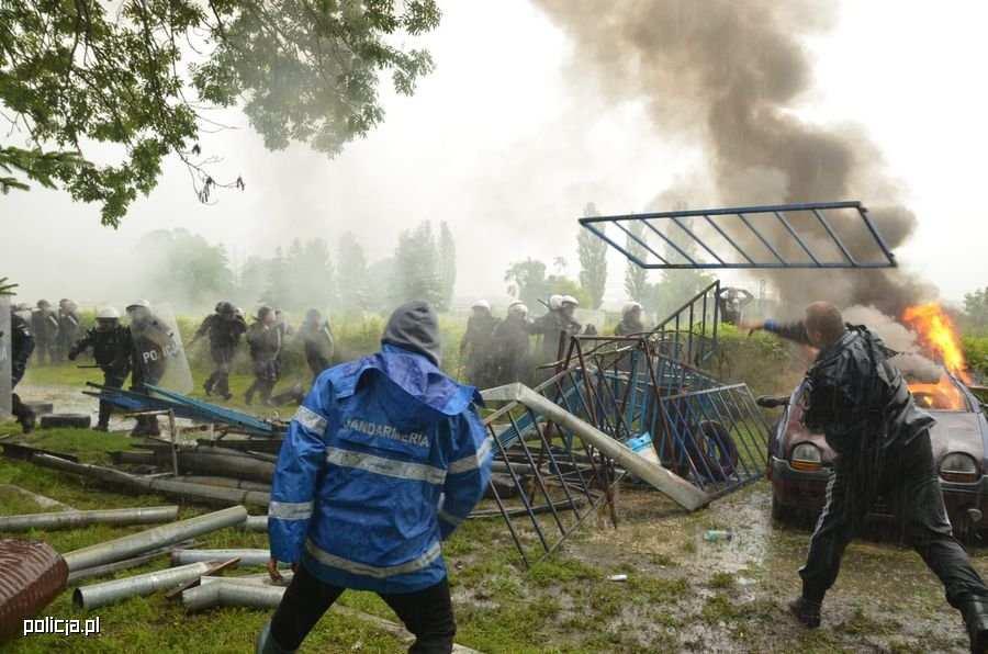 przywrócenia porządku publicznego i kontroli nad sytuacją w kraju konfliktu.