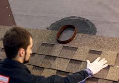 Zamocuj mechanicznie element przejściowy za pomocą gwoździ dachowych wzdłuż obwodu.