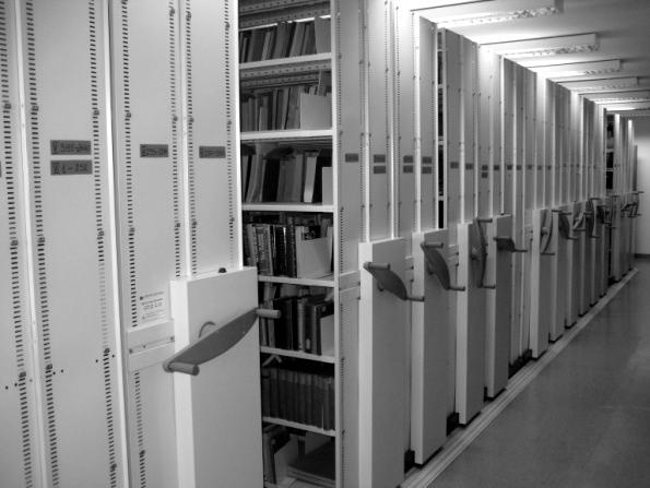 44 Fides. Biuletyn Bibliotek Kościelnych 2/2012 pie do półek w nowej bibliotece. Katalogi kartkowe zostały zamknięte na roku 1989.