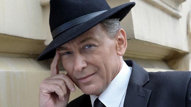 Jacek Borkowski, popularny aktor filmowy, telewizyjny i teatralny wcieli się w rolę piosenkarza i przedstawi recital złożony z piosenek Franka Sinatry.