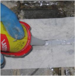Stosowany do uszczelniania bruzd i pęknięć ścian lub elewacji, stolarki z aluminium, PVC, drewna, a także napraw wodno-kanalizacyjnych, po związaniu można go malować.