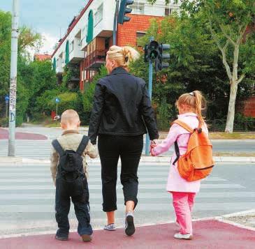 Jeśli na przejściu dla pieszych nie ma świateł, zatrzymaj się przed jezdnią.
