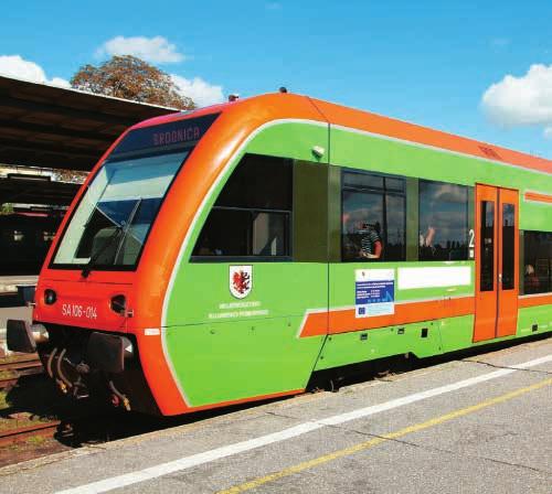 Na trasach turystycznych kursują kolejki wąskotorowe.